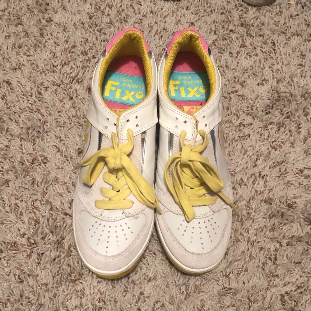 Rare/limited edition color Steve Madden wedge!
